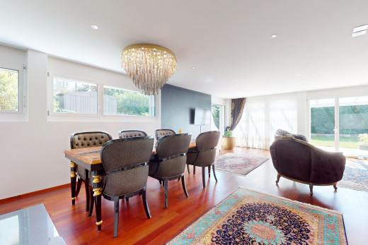 wohn- / esszimmer mit natürliches licht, parkettboden, und bemerkenswerter kronleuchter