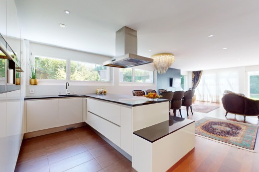 küche mit natürliches licht, schränke mit flachen paneelen, weiße schränke, dunstabzugshaube, und arbeitsplatten