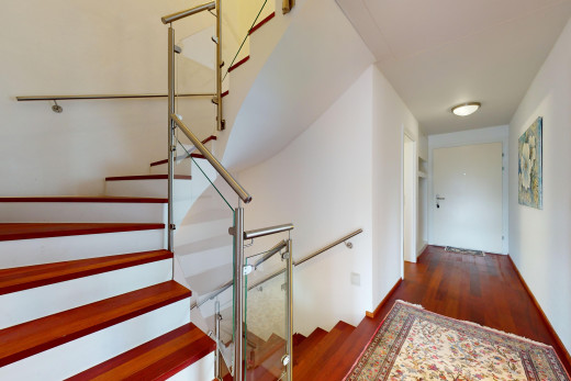 treppe mit parkettboden