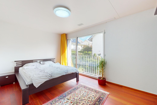 zimmer / schlafzimmer mit natürliches licht und parkettboden