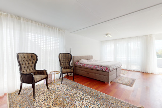 zimmer / schlafzimmer mit natürliches licht und parkettboden