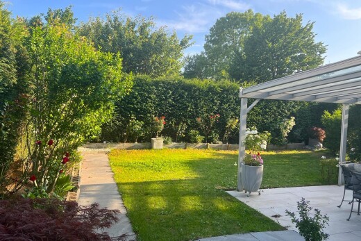 garten mit from property, rasen, terrasse, und day time