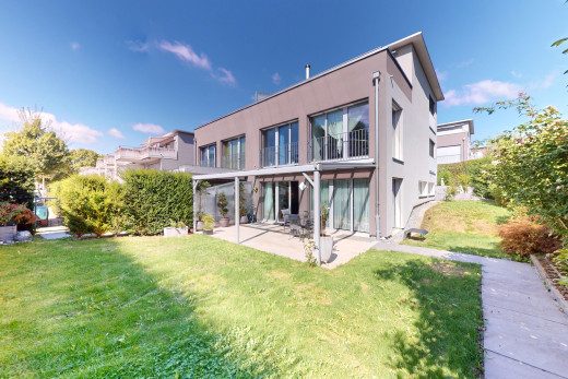 außenansicht mit terrasse, pergola, und rasen