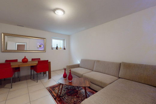 wohn- / esszimmer mit natürliches licht und fliesenboden