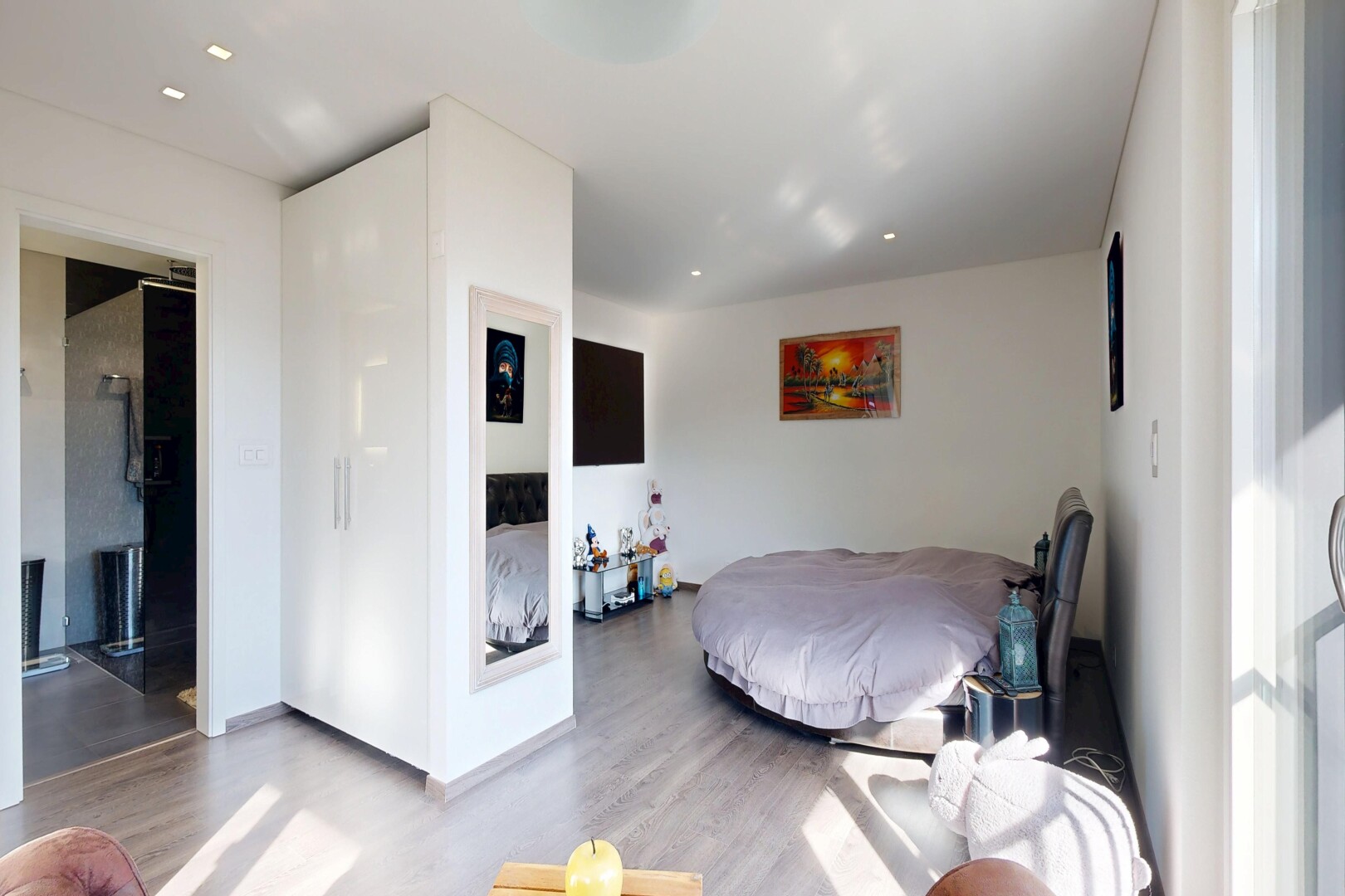 chambre avec sol en finition bois, wood finish floor, cloison sèche, drywall, et inside property