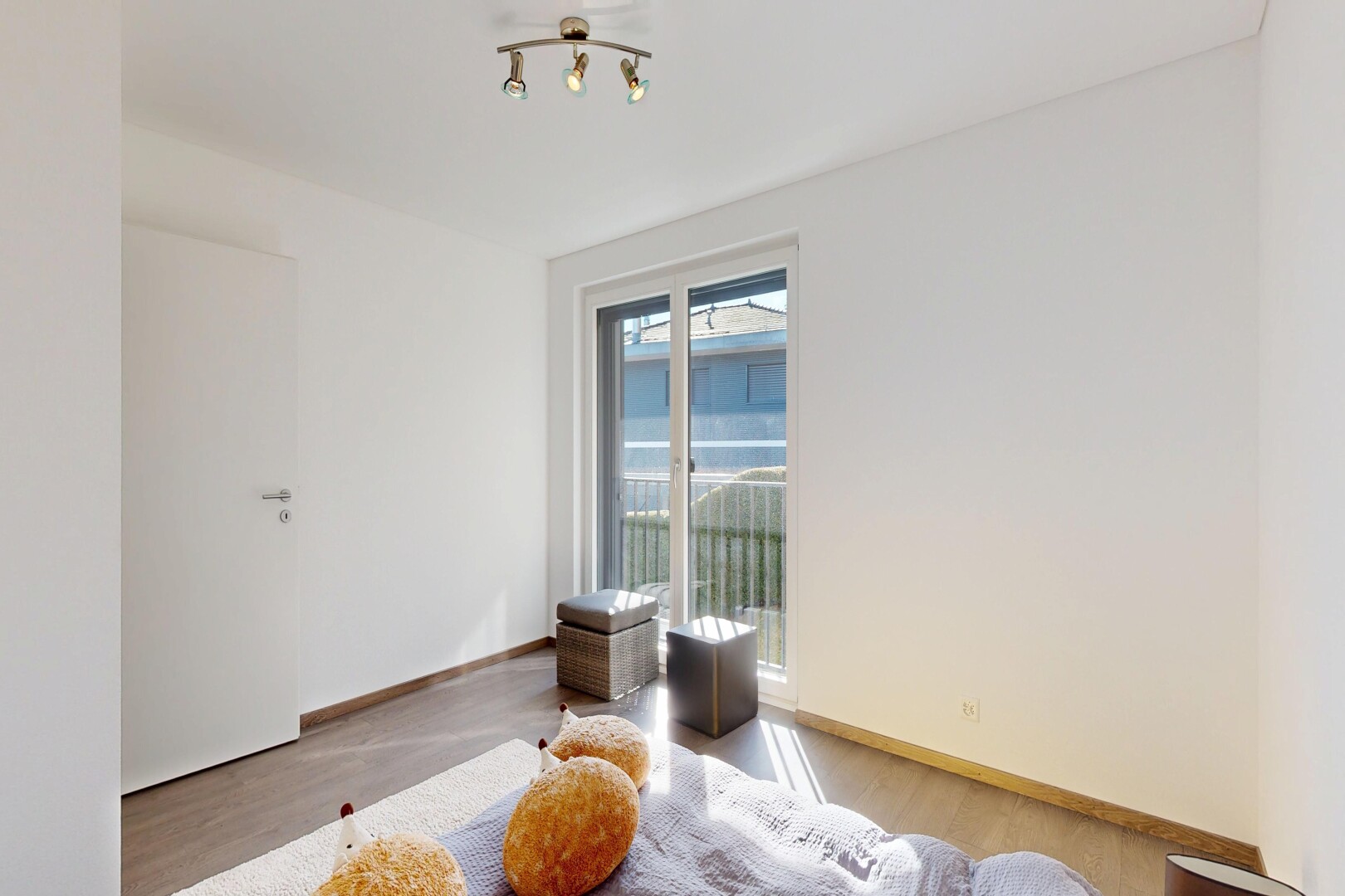 pièce vide avec cloison sèche, drywall, sol en finition bois, wood finish floor, et inside property