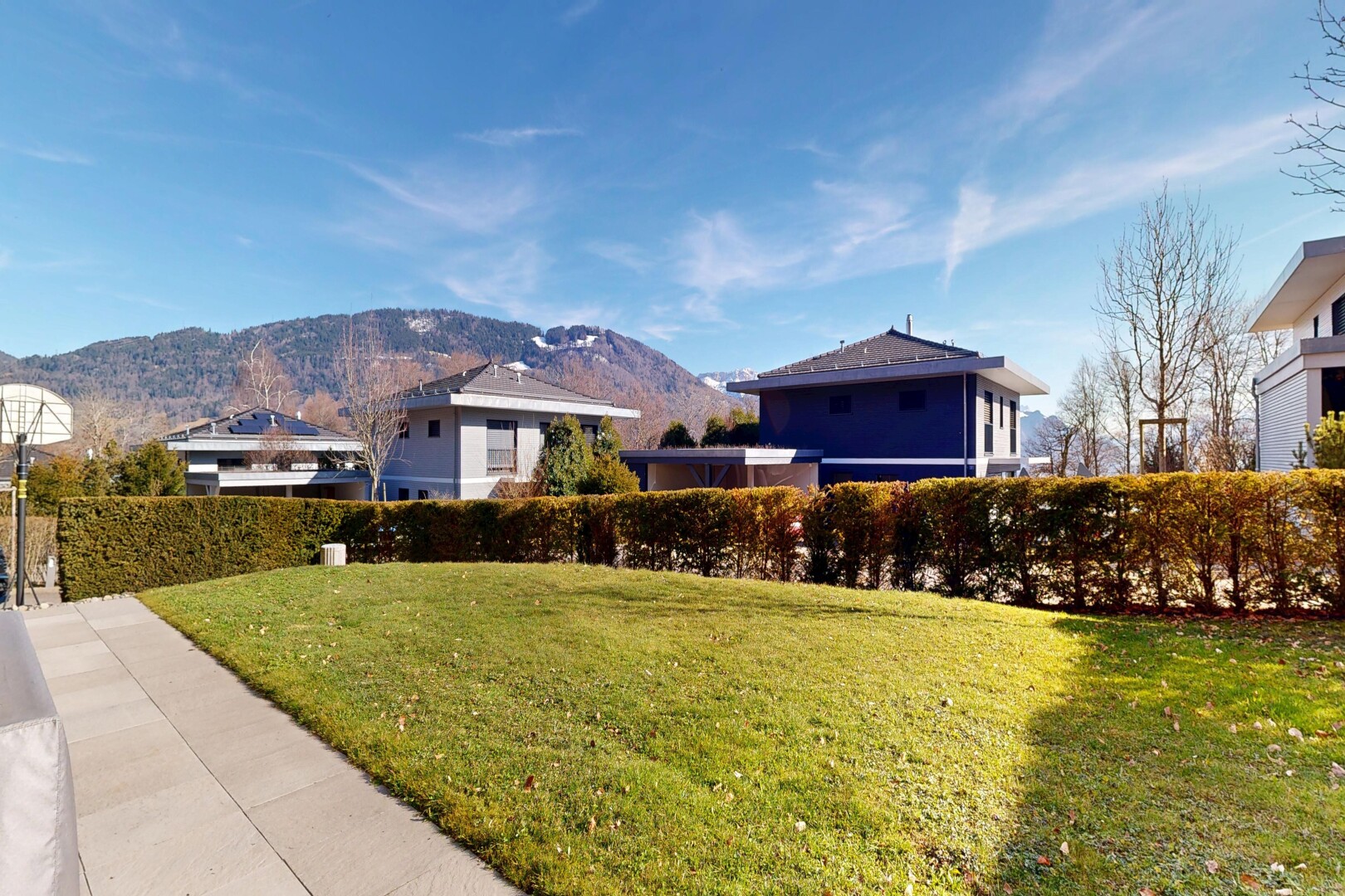 jardin avec day time, vue sur la montagne, mountain view, pelouse, et clôture