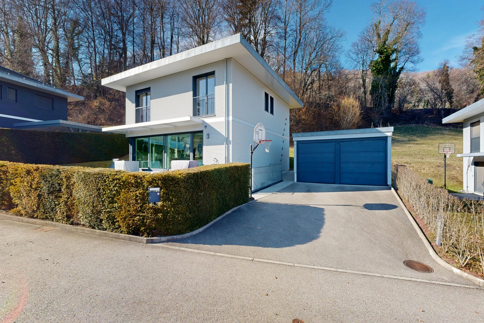 façade avec structure extérieure, garage détaché, day time, property visible, et bardage horizontal