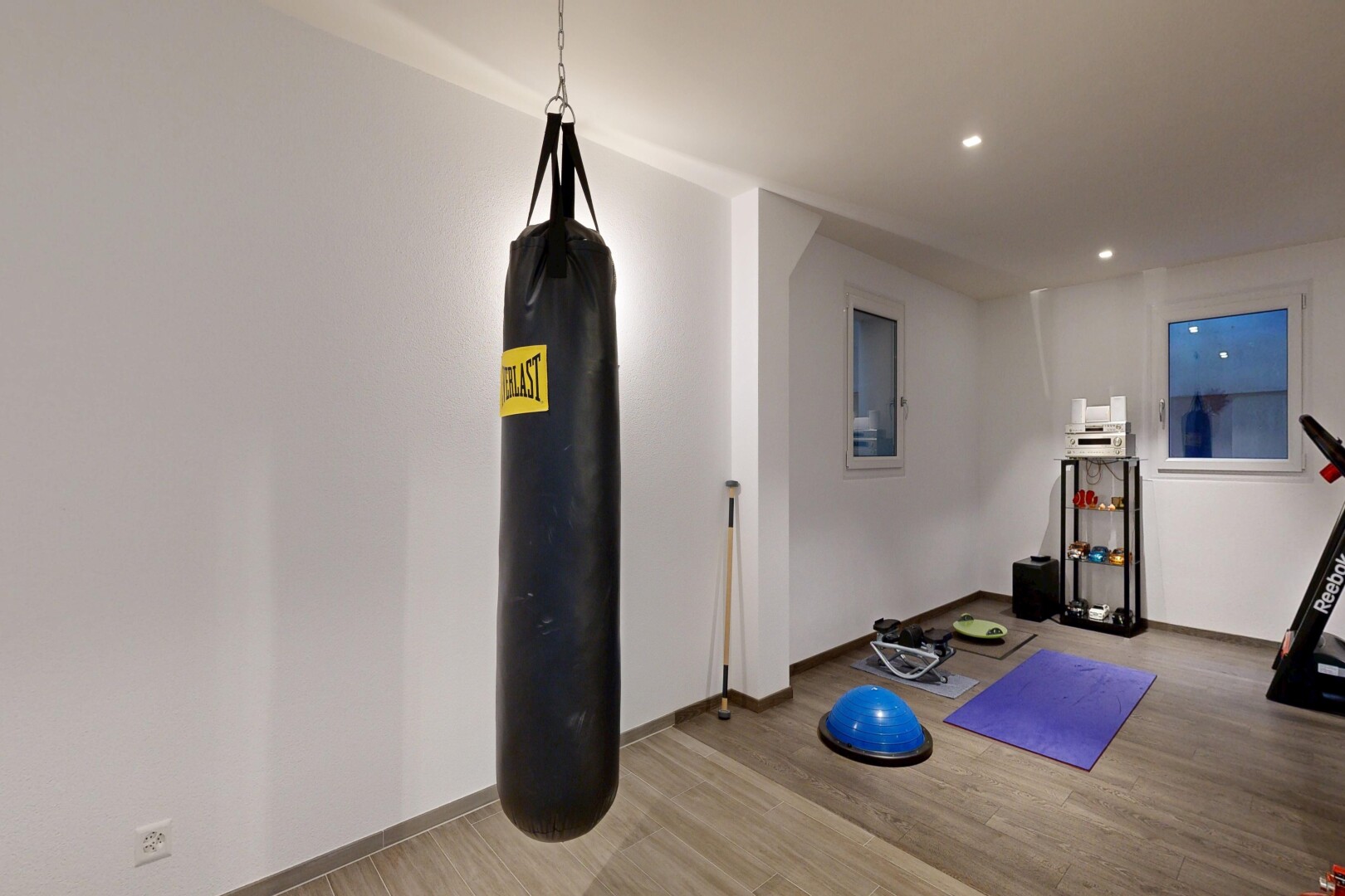 gym avec cloison sèche, drywall, inside property, éclairage encastré, et recessed lighting