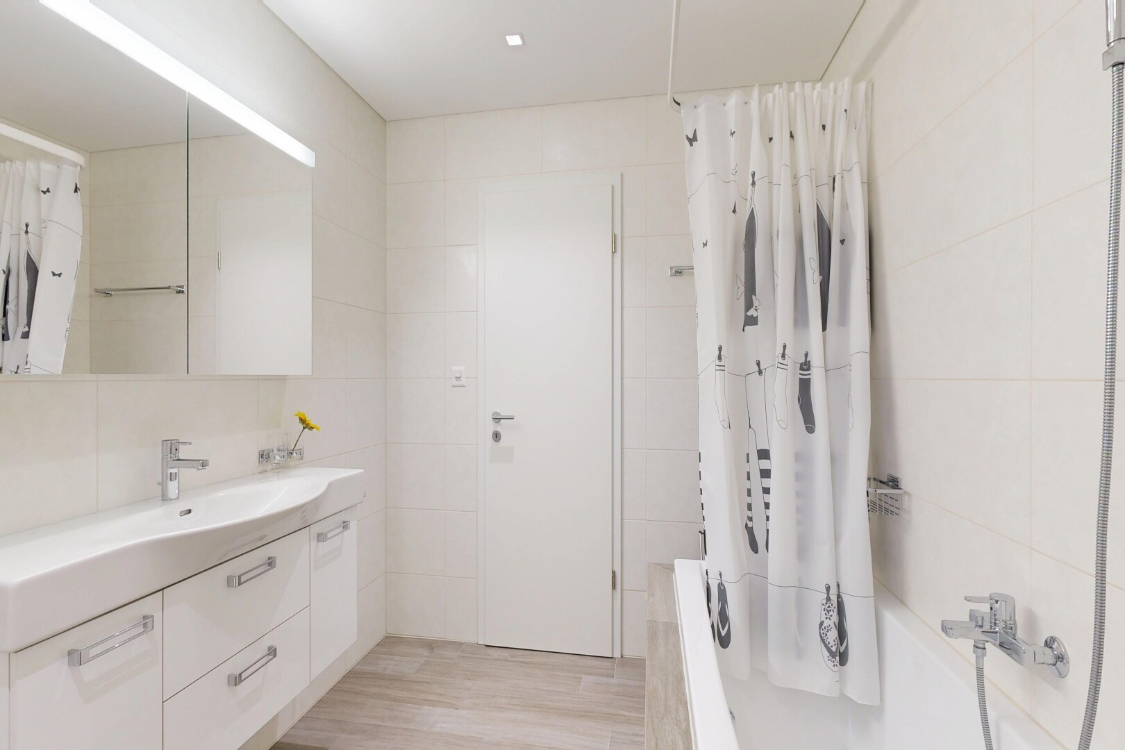 salle de bains avec tile wall, mur en carrelage, lavabo (ou coiffeuse selon le contexte), salle de bain complète, et inside property