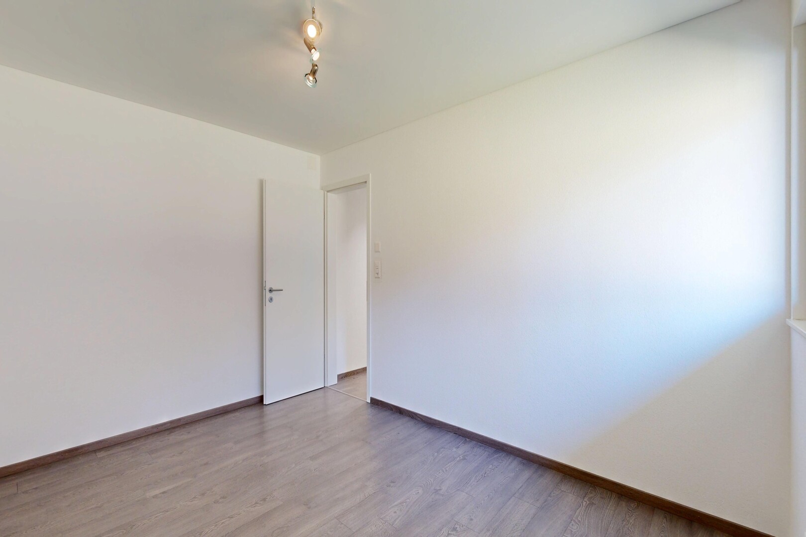 pièce vide avec cloison sèche, drywall, sol en finition bois, wood finish floor, et inside property