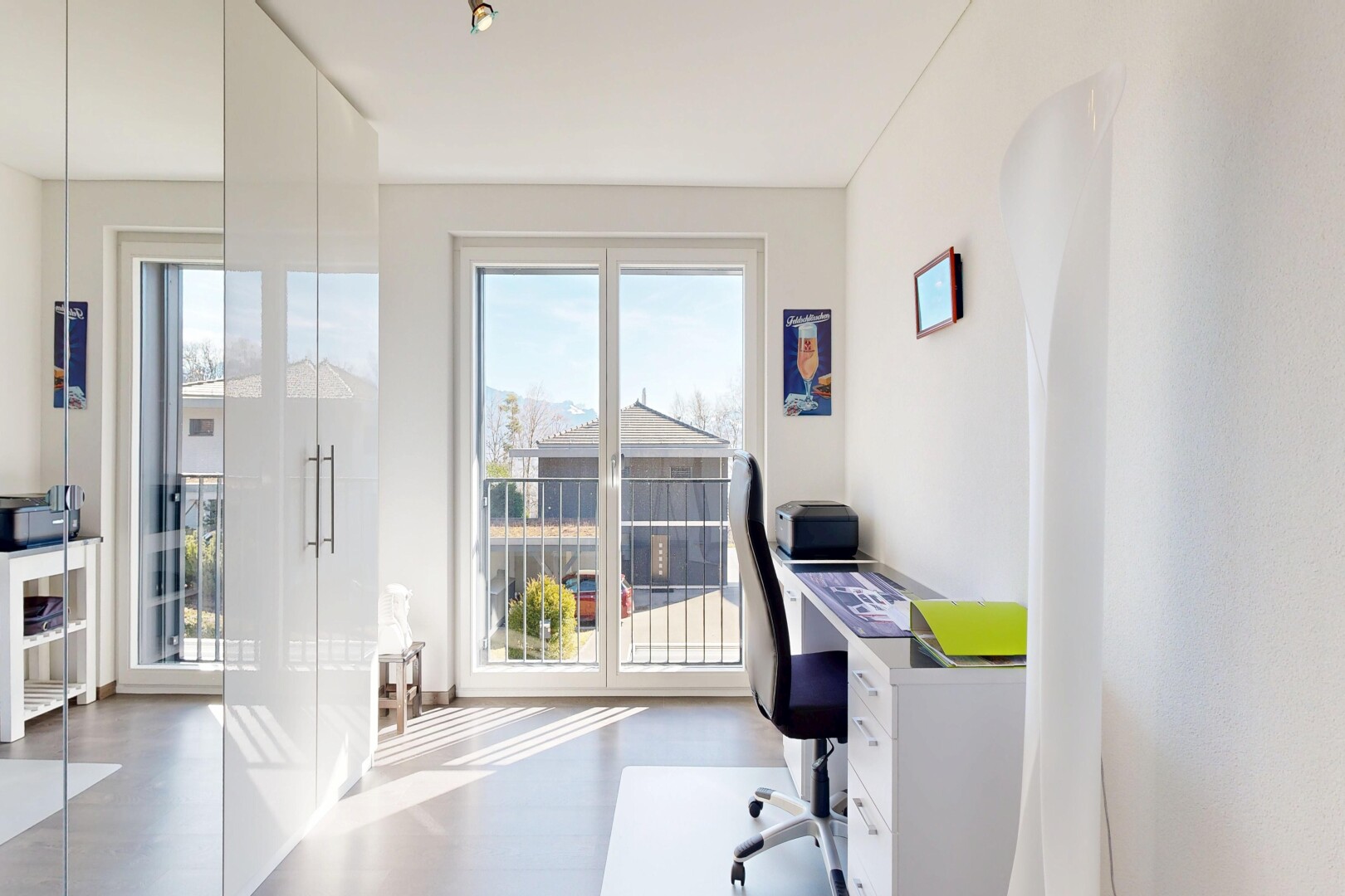 bureau avec espace bureau, day time, lumière naturelle, natural light, et cloison sèche