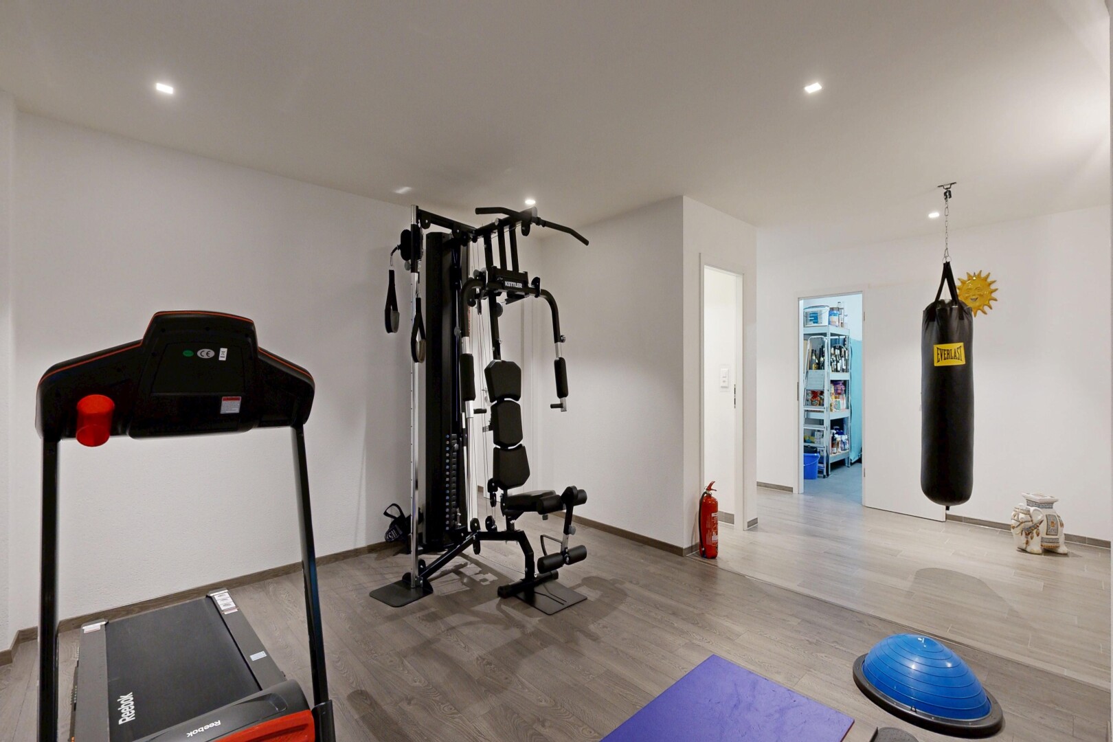 gym avec sol en finition bois, wood finish floor, inside property, cloison sèche, et drywall