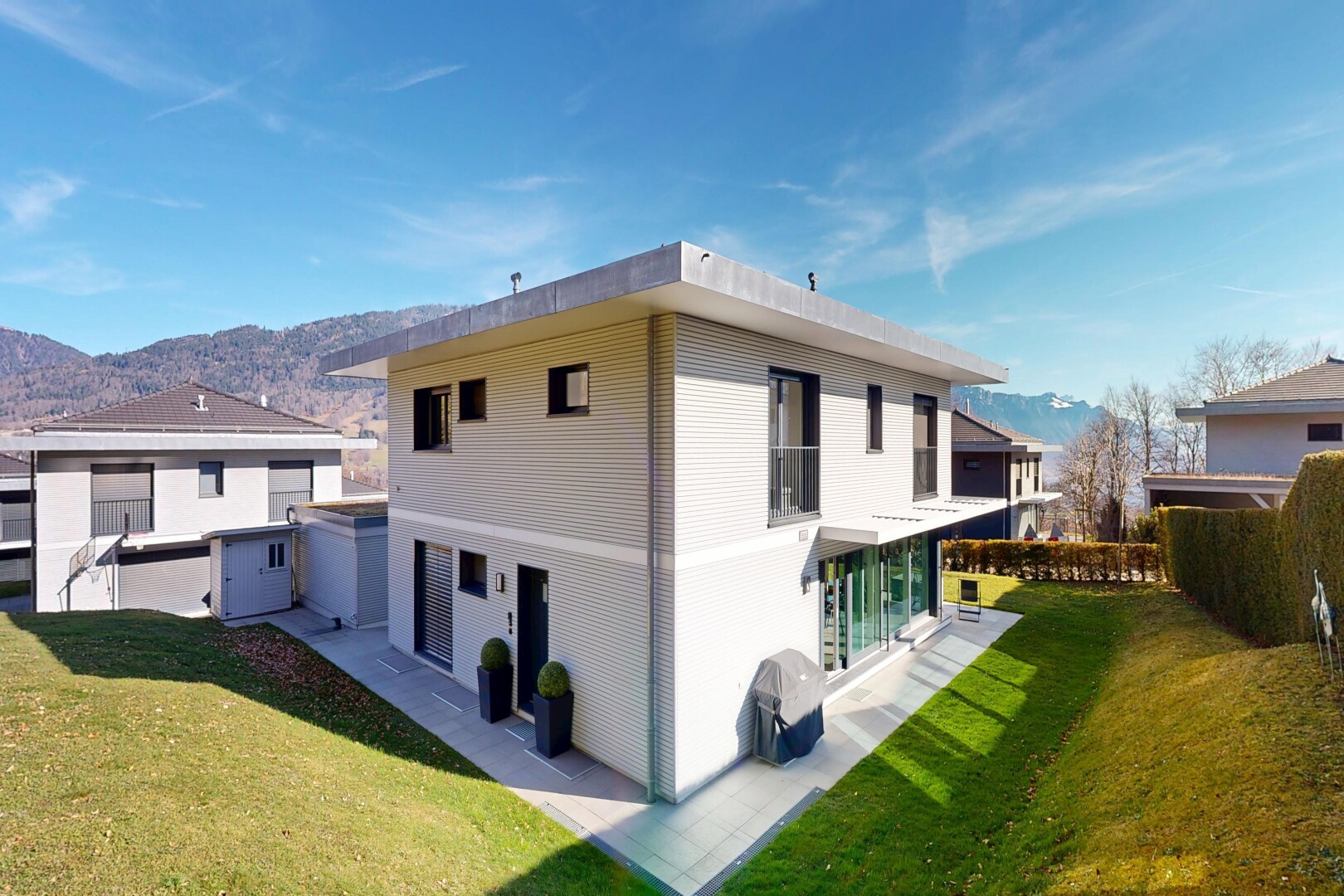 façade avec pelouse, vue sur la montagne, mountain view, day time, et property visible