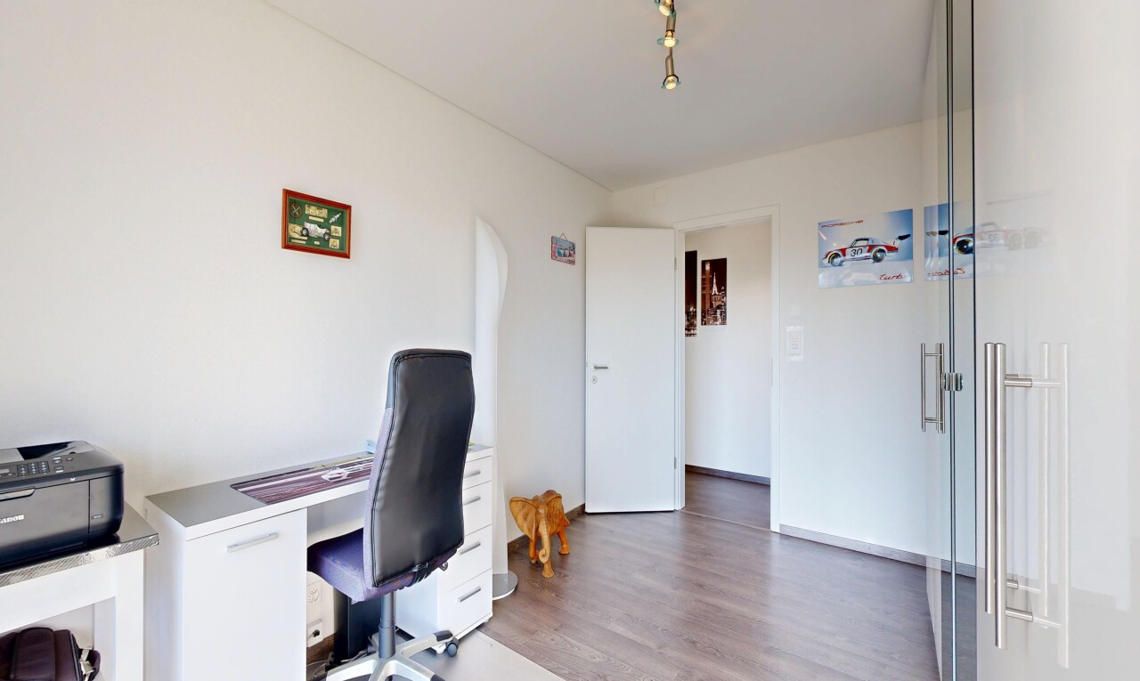 bureau avec espace bureau, cloison sèche, drywall, sol en finition bois, et wood finish floor
