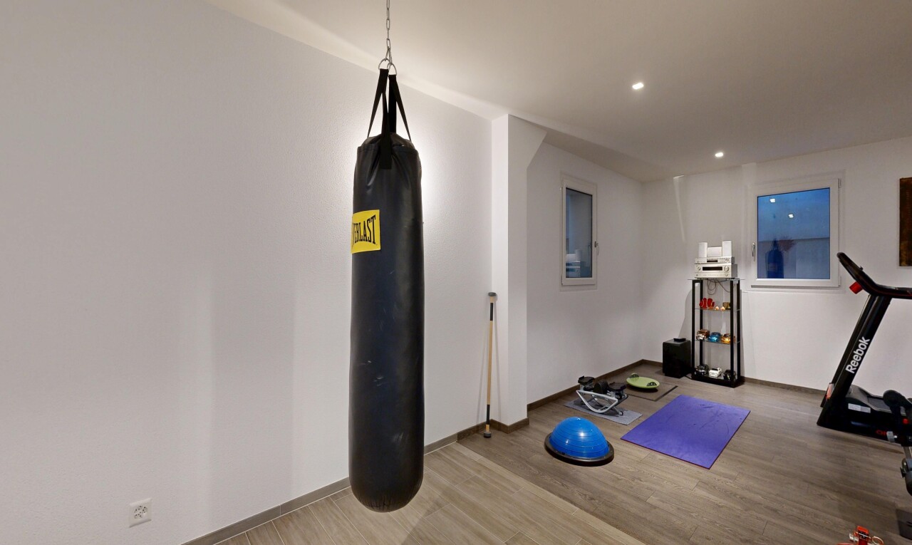 gym avec cloison sèche, drywall, inside property, éclairage encastré, et recessed lighting