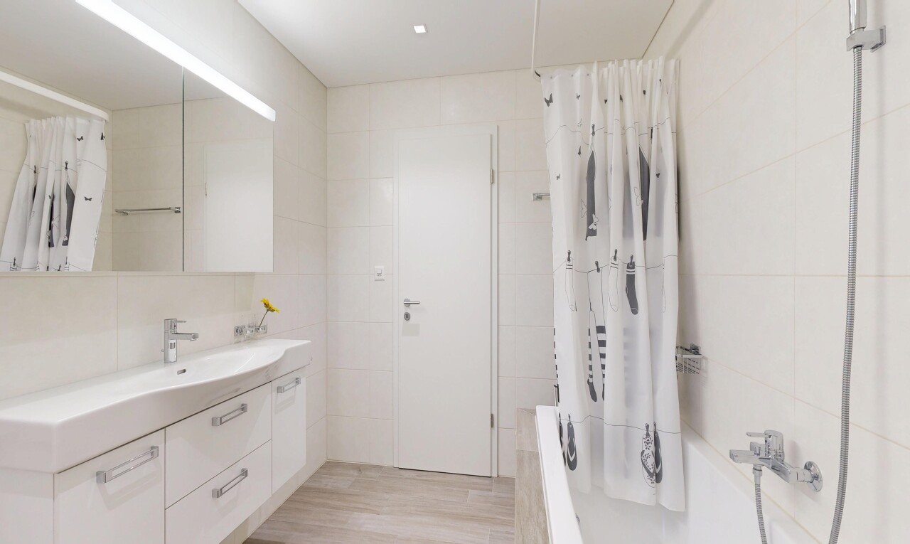salle de bains avec tile wall, mur en carrelage, lavabo (ou coiffeuse selon le contexte), salle de bain complète, et inside property