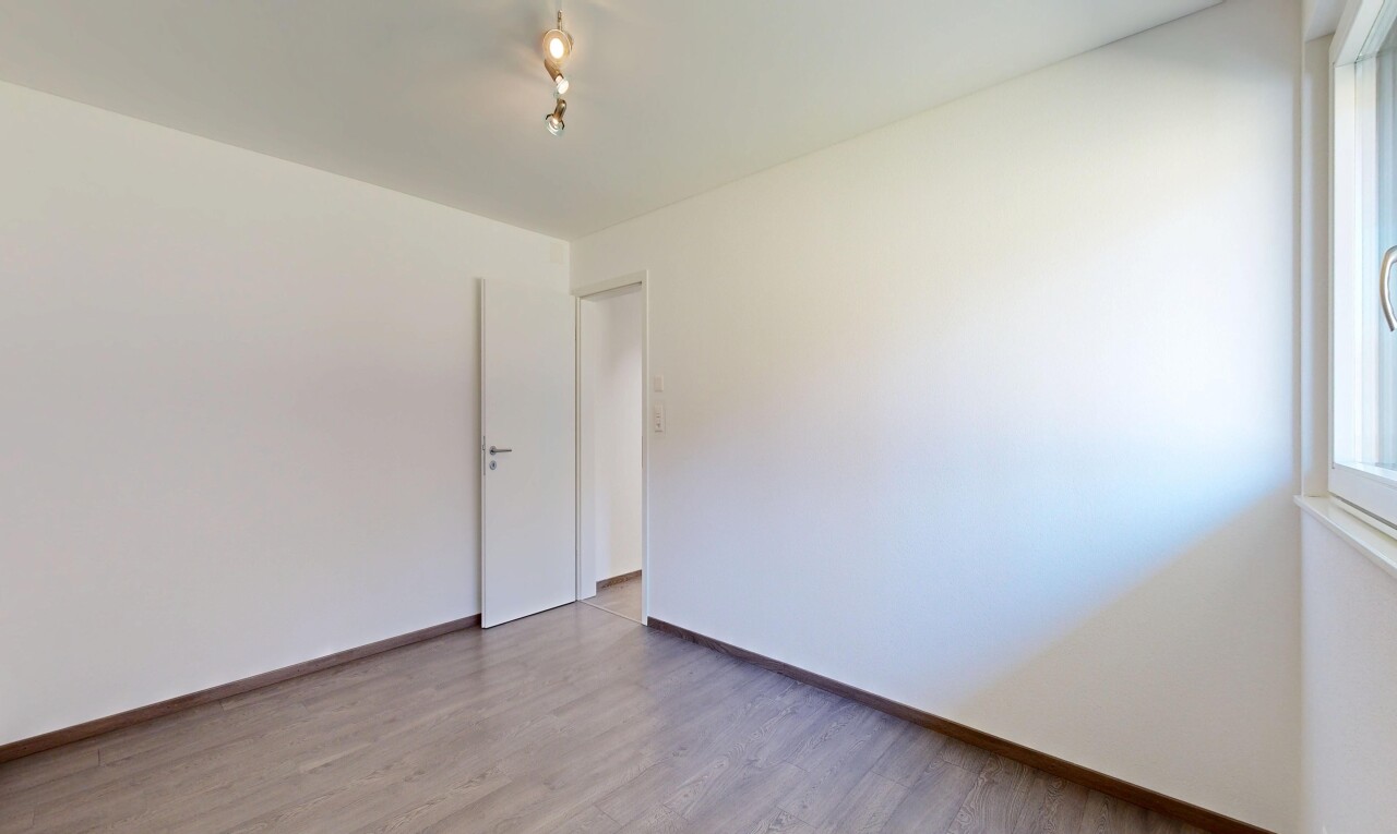 pièce vide avec cloison sèche, drywall, sol en finition bois, wood finish floor, et inside property