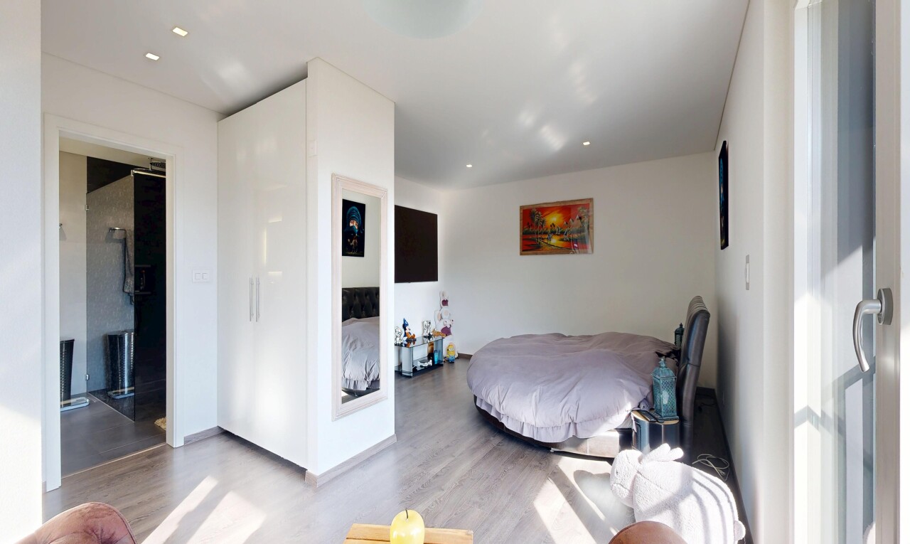 chambre avec sol en finition bois, wood finish floor, cloison sèche, drywall, et inside property