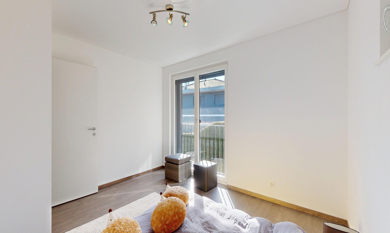 pièce vide avec cloison sèche, drywall, sol en finition bois, wood finish floor, et inside property