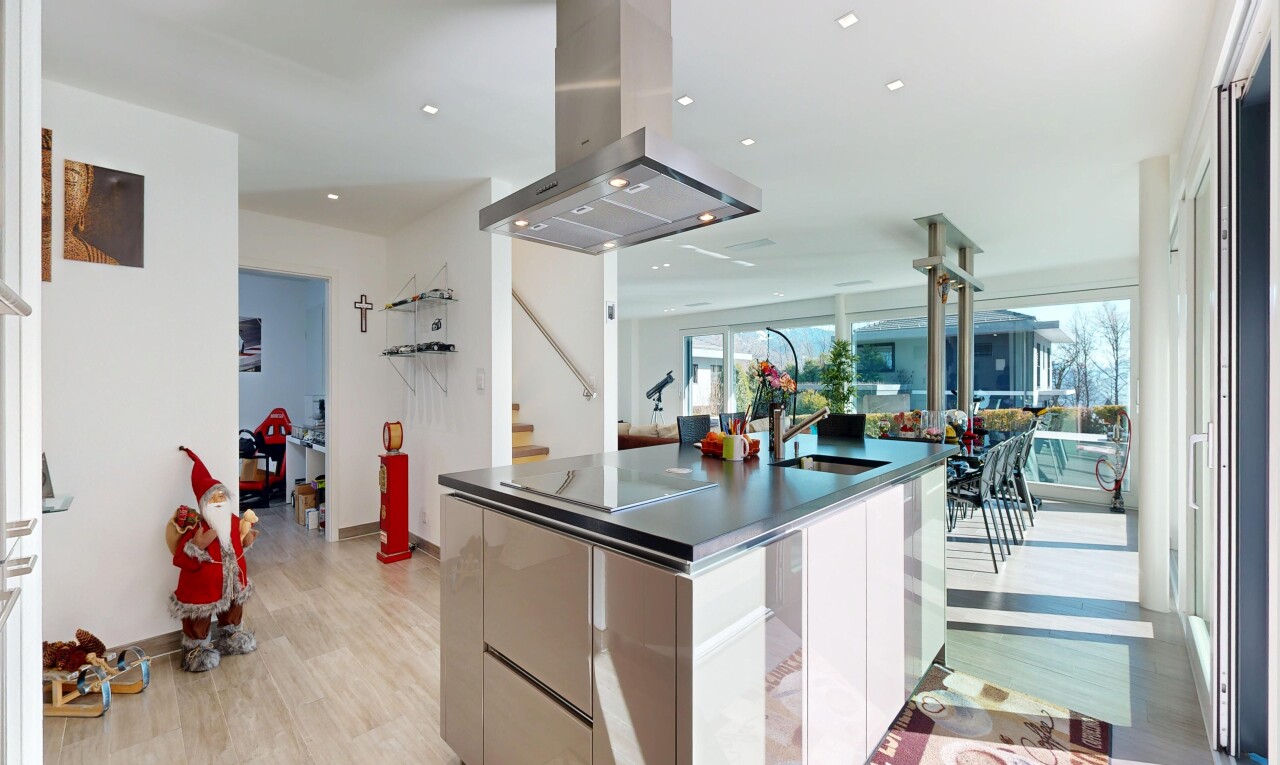 cuisine avec armoires à panneau plat, flat panel cabinets, hotte, natural light, et lumière naturelle