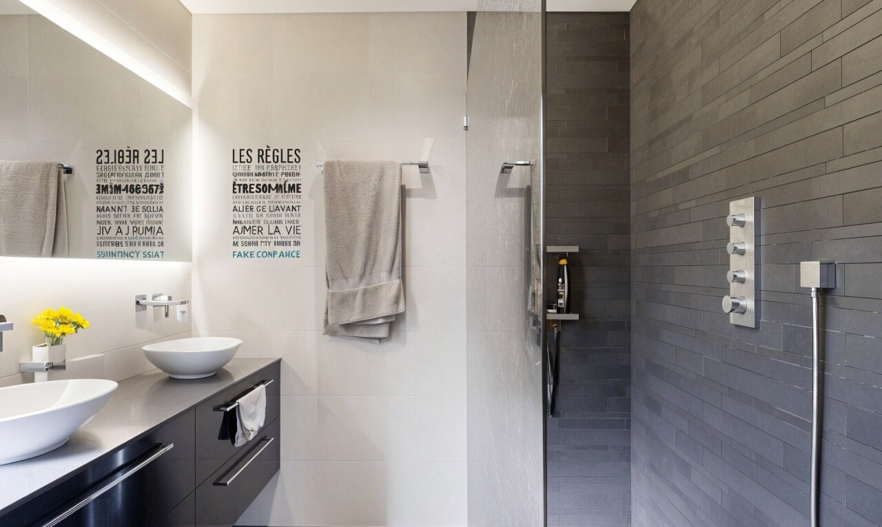 salle de bains avec double vasque, salle de bain complète, douche, inside property, et évier