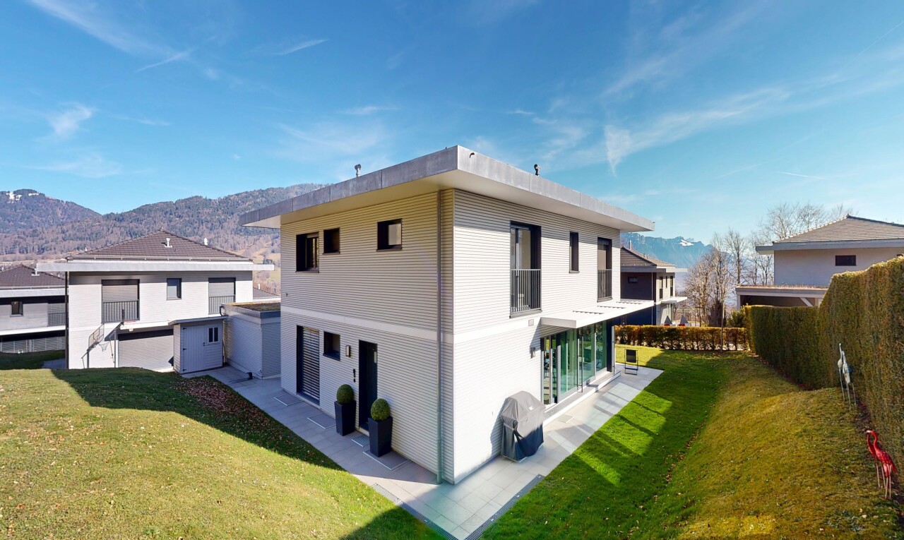 façade avec pelouse, vue sur la montagne, mountain view, day time, et property visible