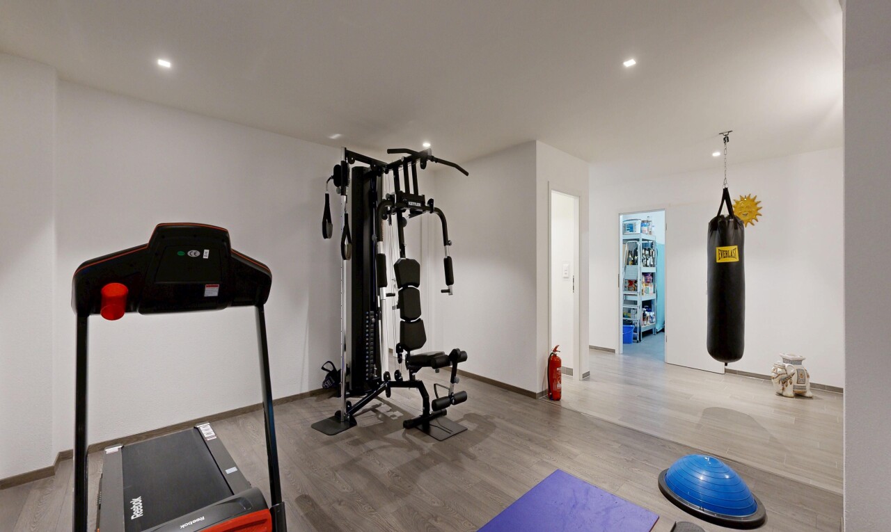 gym avec sol en finition bois, wood finish floor, inside property, cloison sèche, et drywall