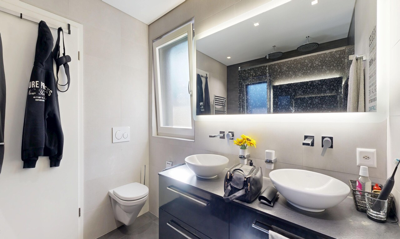 salle de bains avec chauffe-serviettes, salle de bain complète, inside property, double vasque, et évier