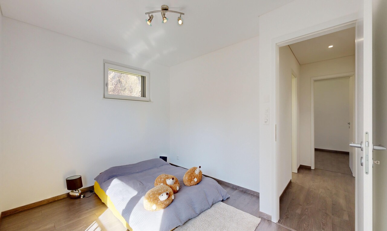 chambre avec cloison sèche, drywall, sol en finition bois, wood finish floor, et inside property