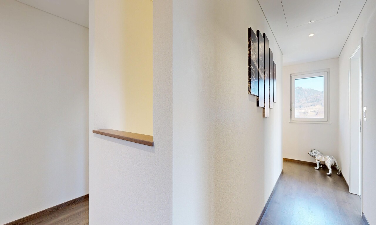 couloir avec inside property, escaliers escamotables, wood finish floor, sol en finition bois, et natural light