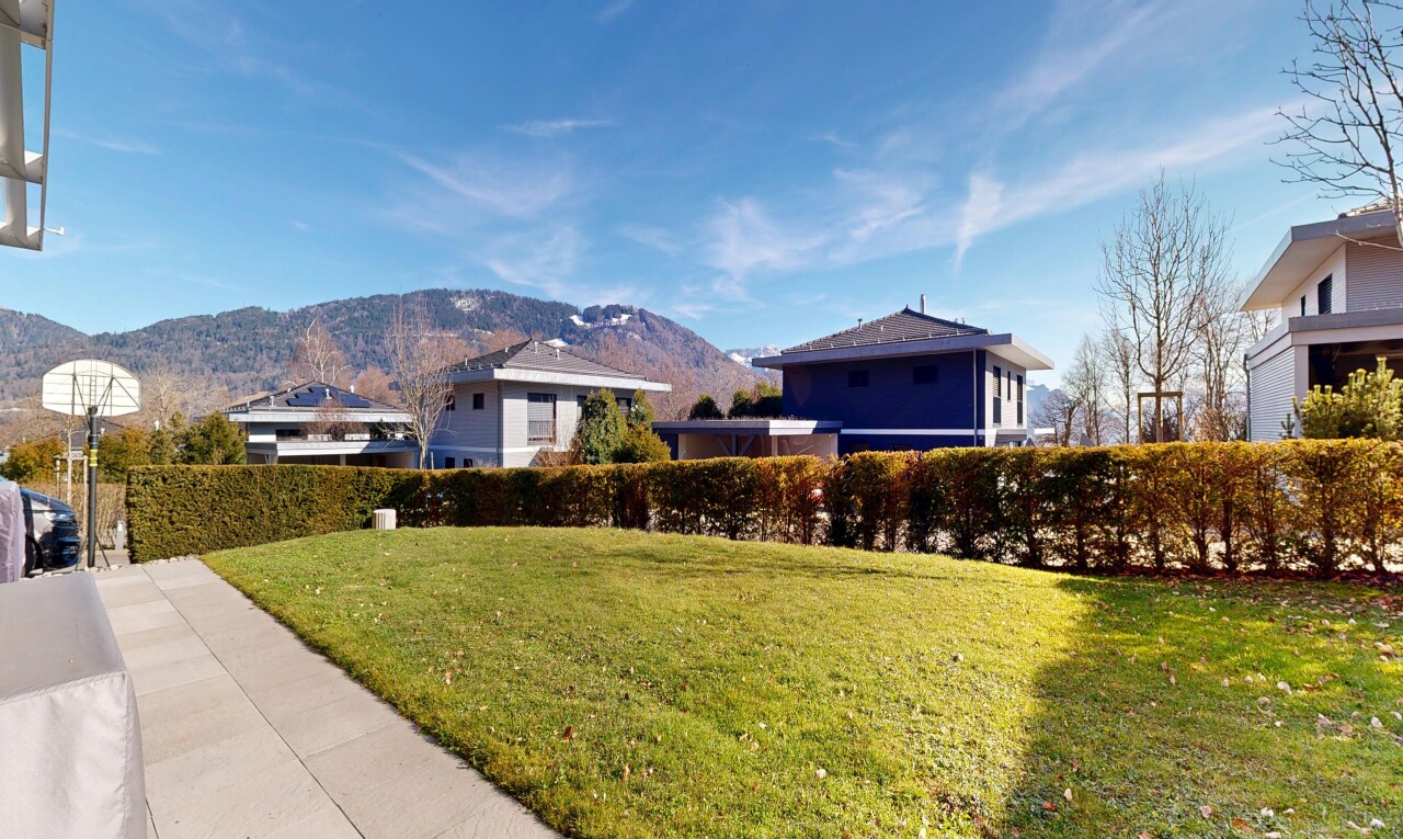 jardin avec day time, vue sur la montagne, mountain view, pelouse, et clôture