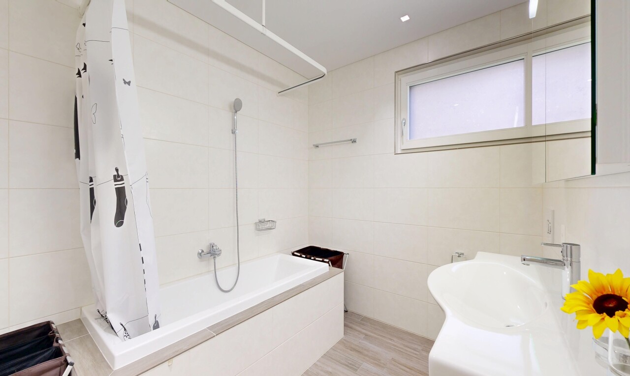 salle de bains avec douche-bain combinés, inside property, salle de bain complète, mur en carrelage, et tile wall
