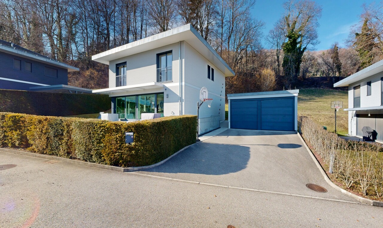façade avec structure extérieure, garage détaché, day time, property visible, et bardage horizontal