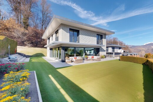 façade avec day time, espace de vie extérieur, from property, pelouse, et terrasse