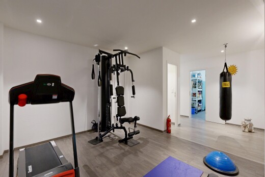 gym avec sol en finition bois, wood finish floor, inside property, cloison sèche, et drywall