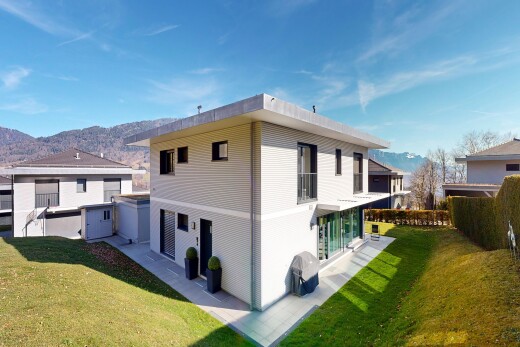 façade avec pelouse, vue sur la montagne, mountain view, day time, et property visible