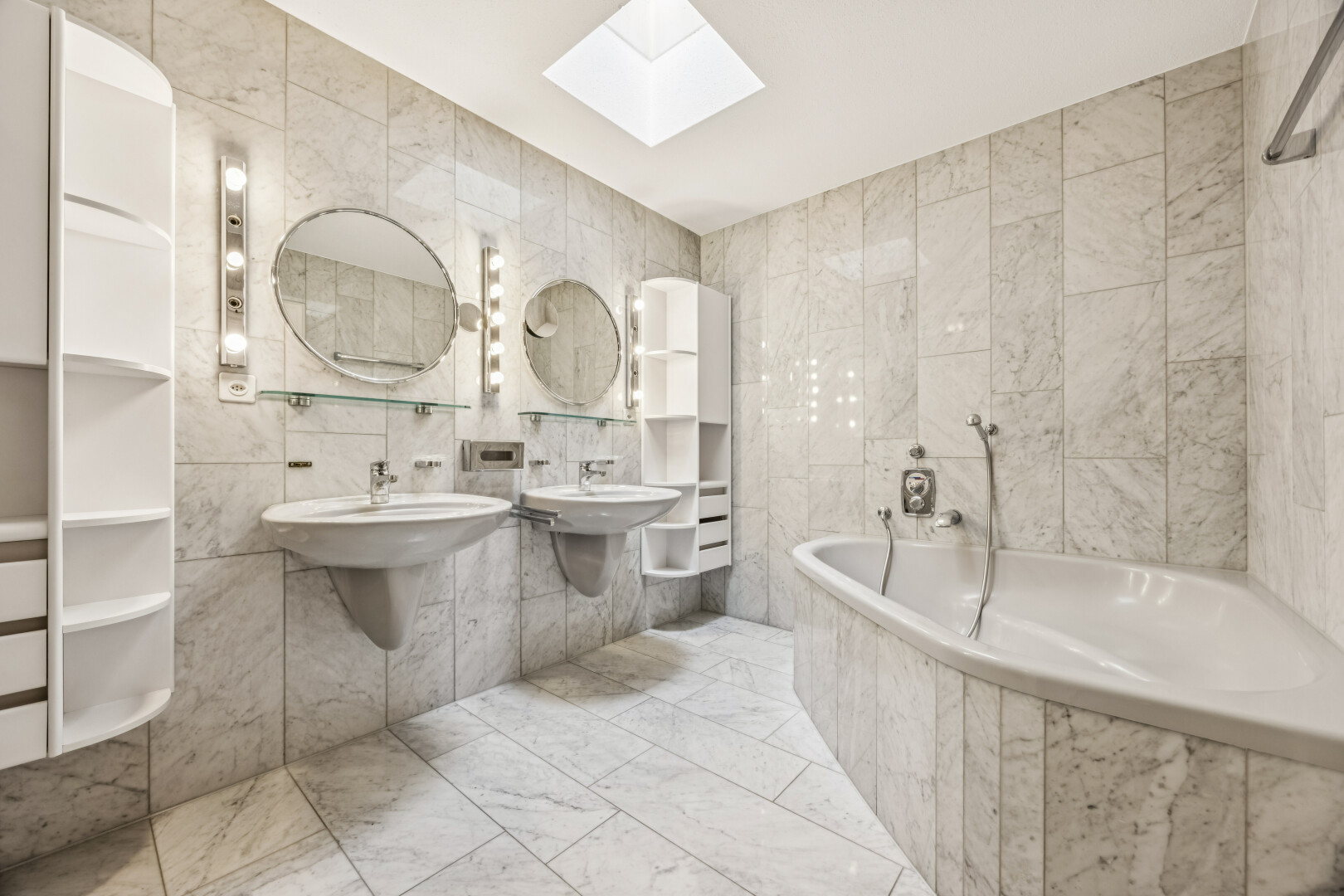 bad mit fliesenwand, tile wall, komplettes badezimmer, bad, und marmorboden