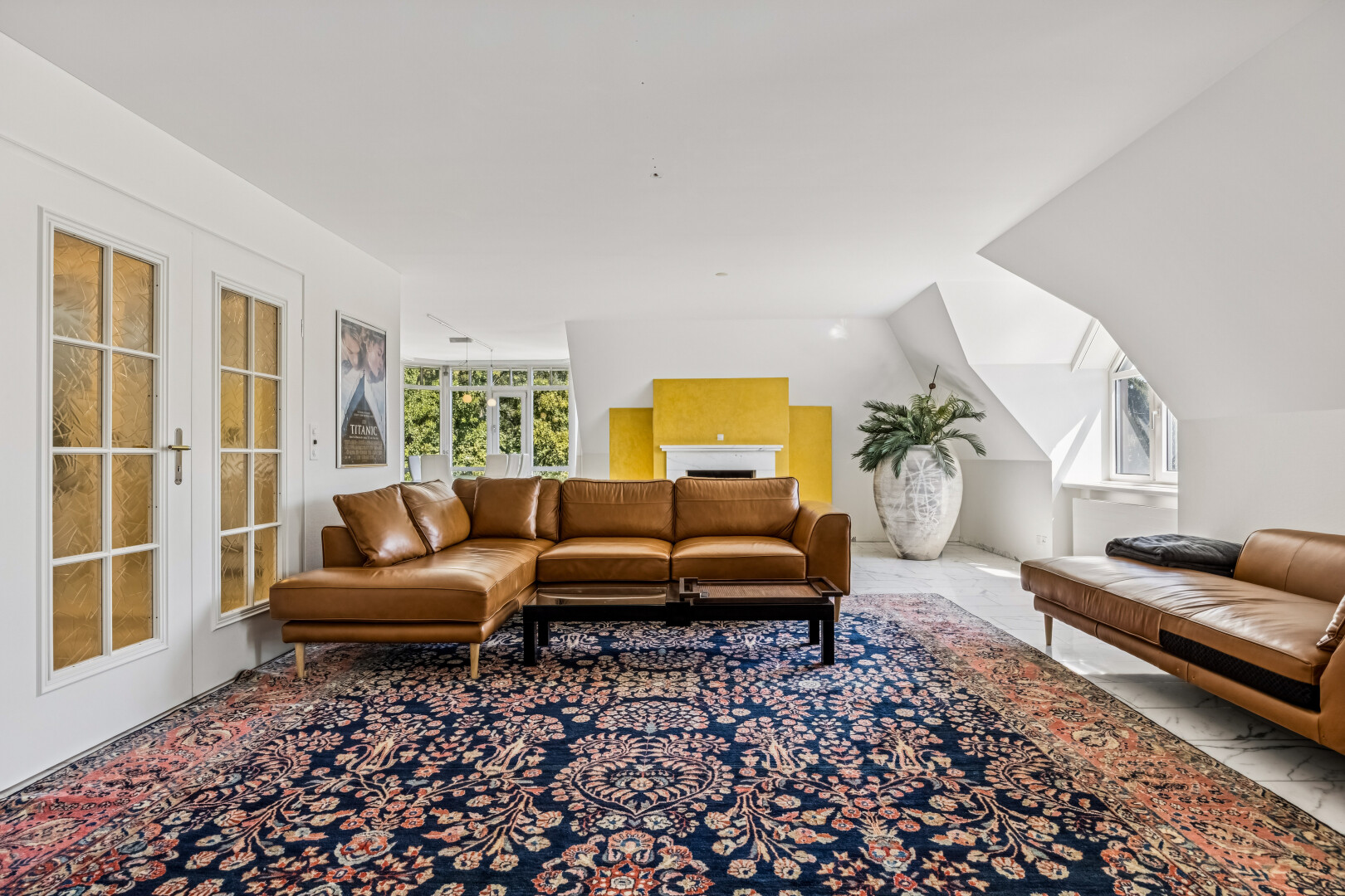 wohnzimmer mit natürliches licht, drywall, gipskartonwand, französische türen, und inside property