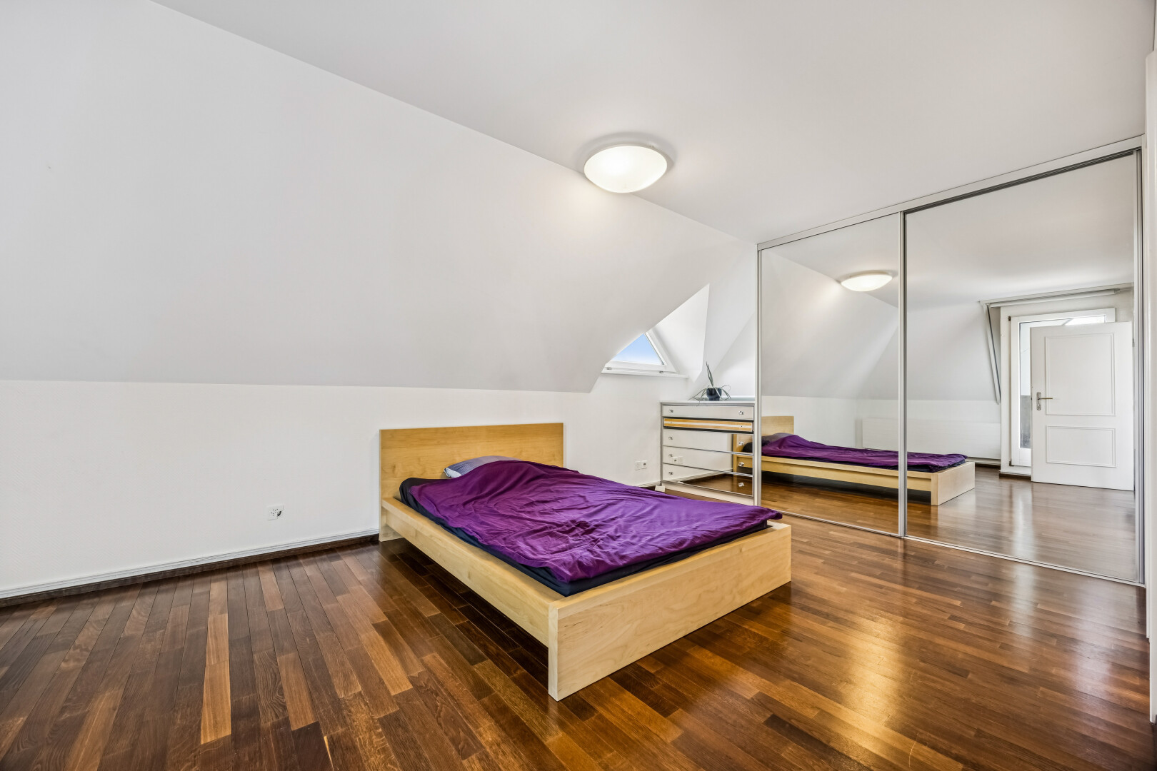 zimmer / schlafzimmer mit drywall, gipskartonwand, wood finish floor, holzfußboden, und kleiderschrank