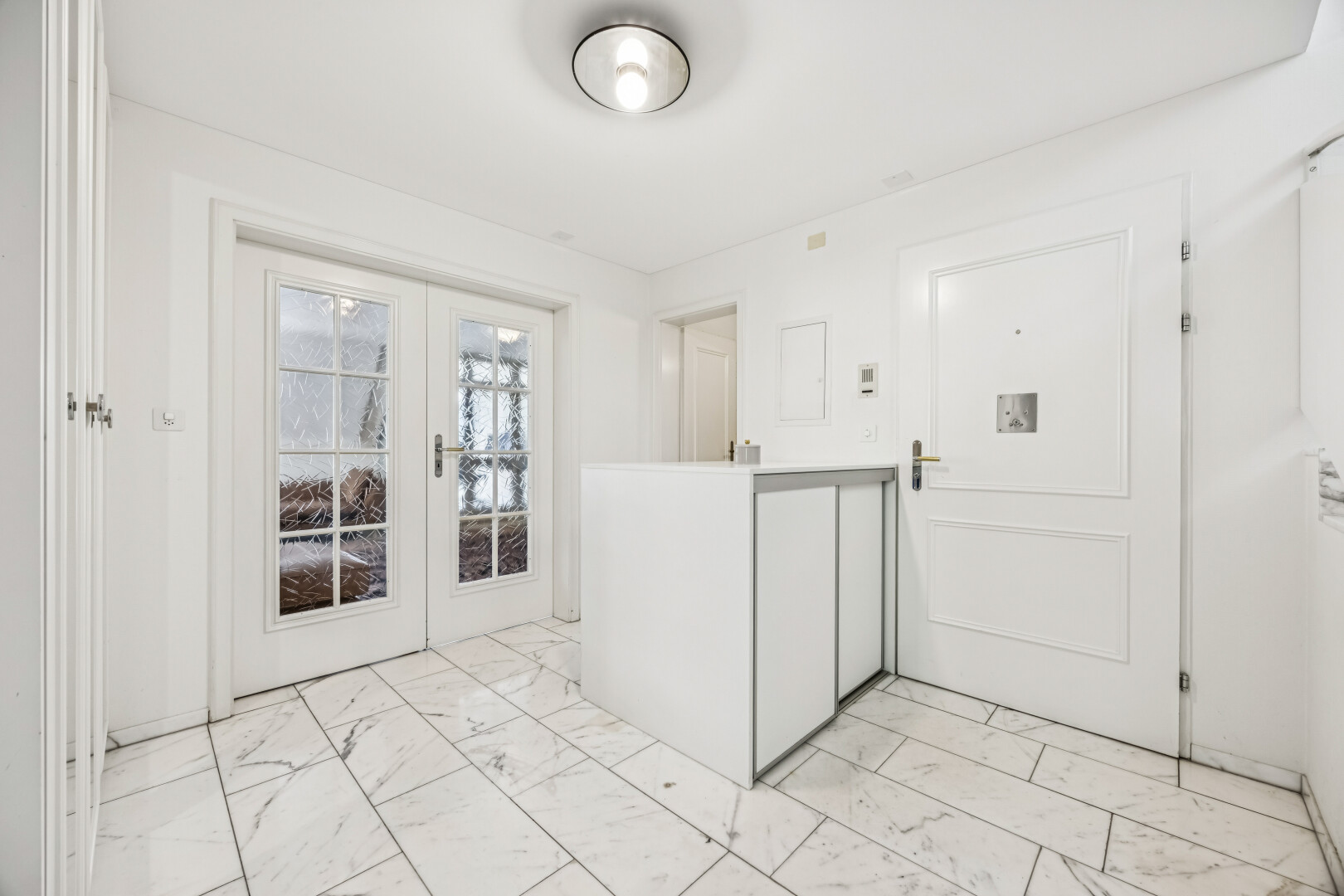halle / korridor mit marble finish floor, marmorboden, light floor, marble look tile, und drywall