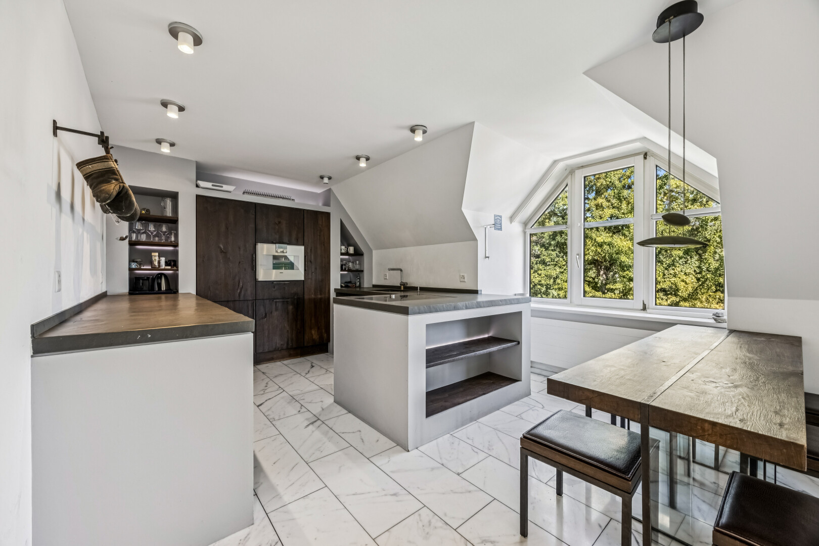 küche mit open shelves, offene regale, dark countertops, arbeitsplatten, und eingebaute regale