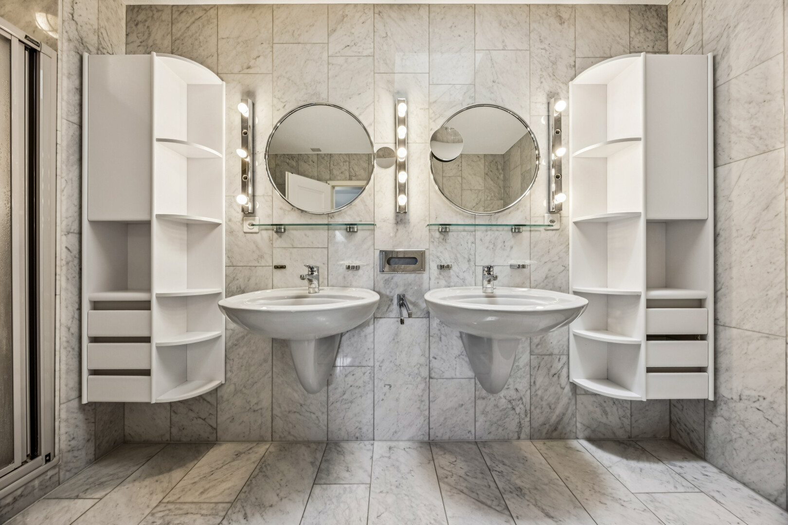bad mit komplettes badezimmer, spiegel, zwei einzelne waschbecken, inside property, und dusche