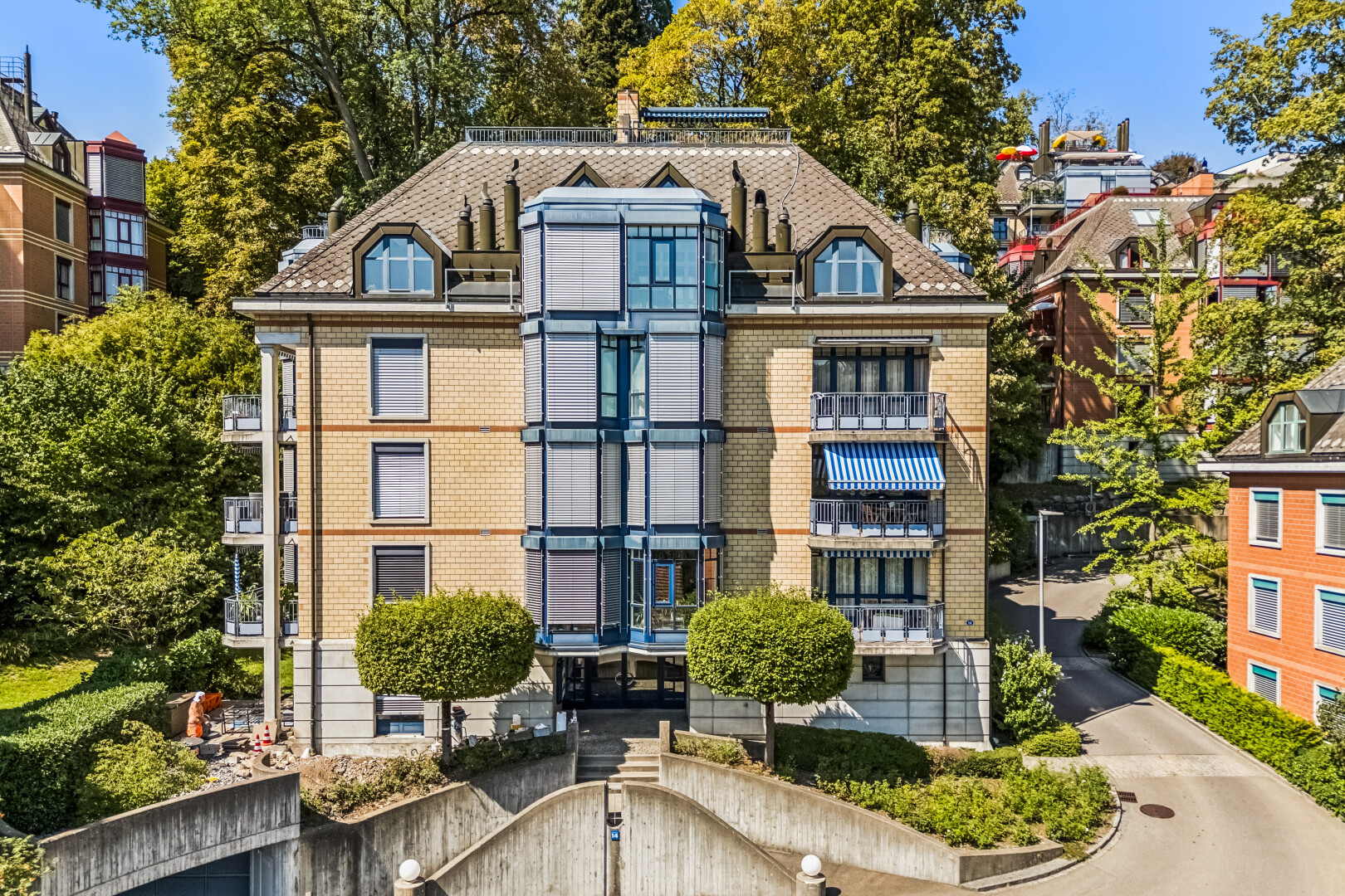 außenansicht mit drone view, day time, blick auf wohnanlage, und apartment complex view