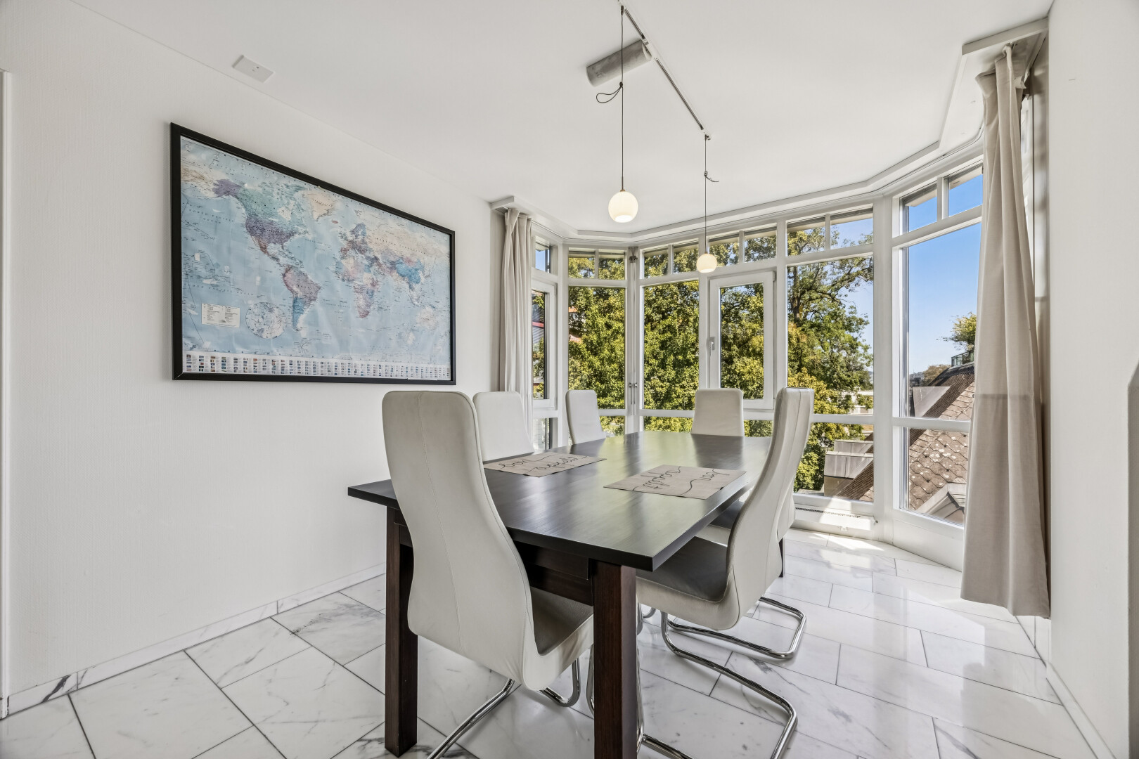 esszimmer mit drywall, gipskartonwand, inside property, floor ceiling windows, und light floor