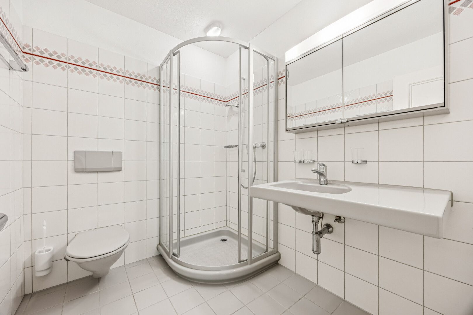 bad mit fliesenwand, tile wall, komplettes badezimmer, dusche, und spiegel