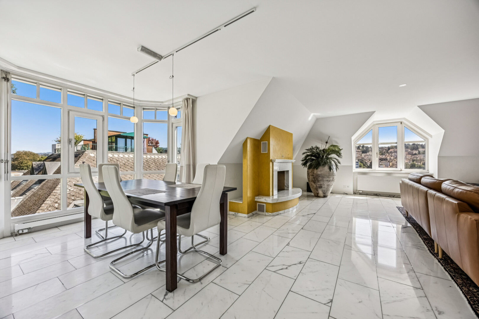 wohn- / esszimmer mit day time, natürliches licht, inside property, marble finish floor, und marmorboden
