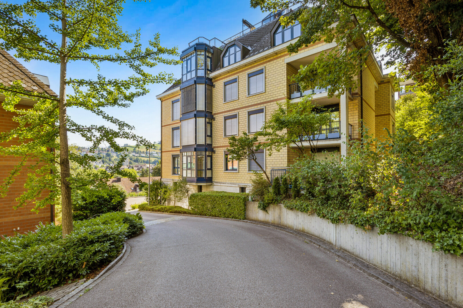 außenansicht mit from community, apartment complex view, blick auf wohnanlage, und day time