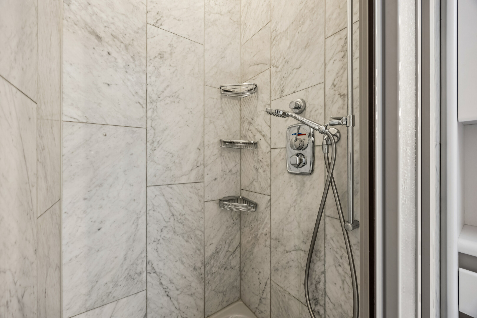 einzelheiten mit dusche, wall, interior, und bathroom