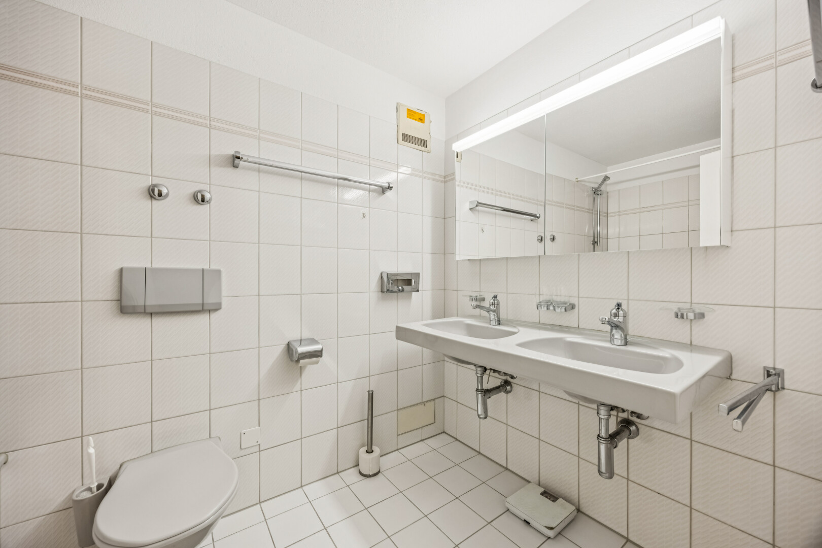 bad mit fliesenwand, tile wall, komplettes badezimmer, fliesenboden, und tile floor